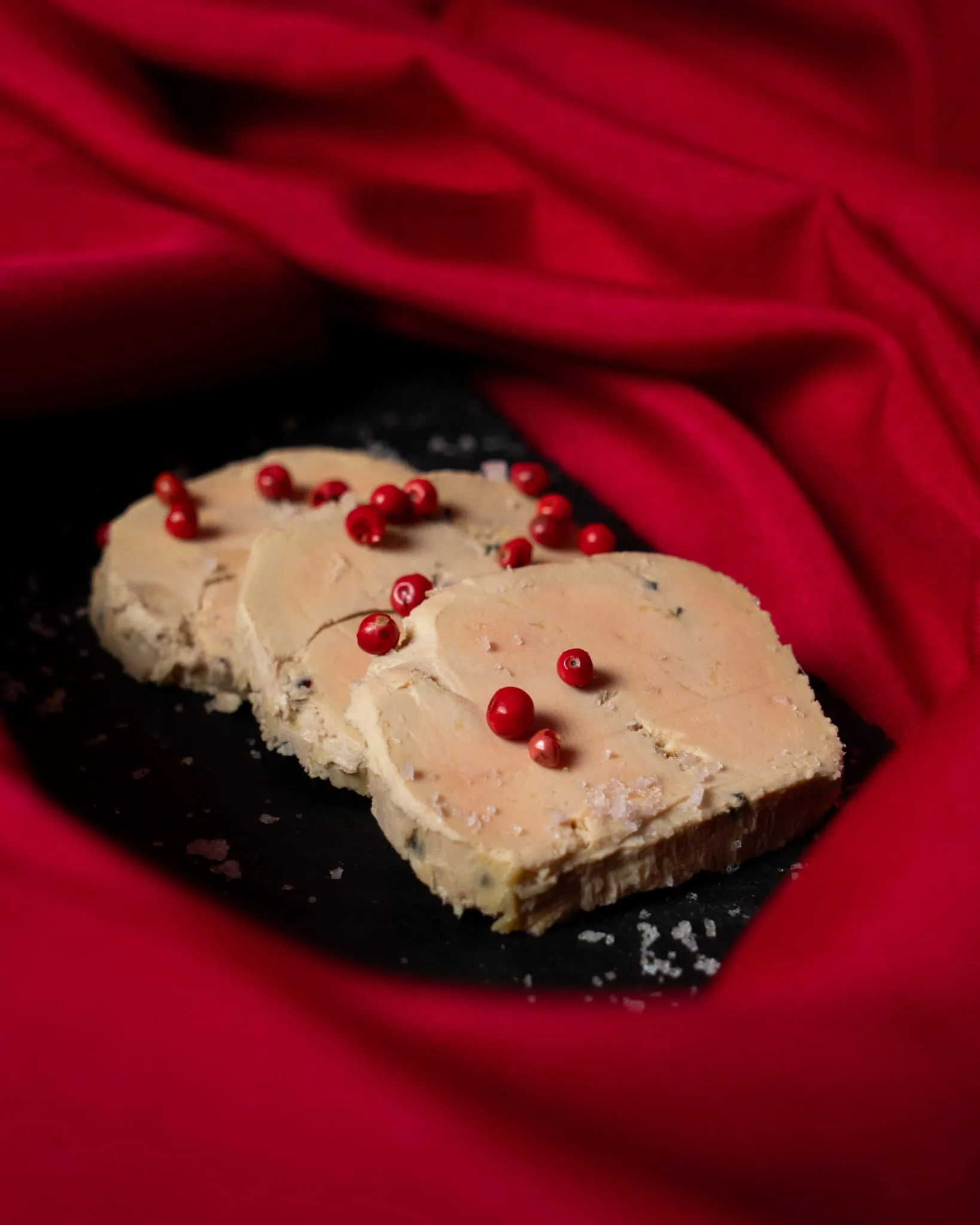 Foie gras aux baies roses — Tranches de foie gras, baies roses et fleur de sel sur ardoise. | Traiteur Strasbourg