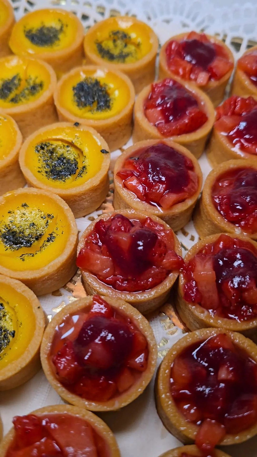 Tartelettes aux fruits — Assortiment de tartelettes aux fraises et de tartelettes à la crème jaune. | Traiteur Strasbourg
